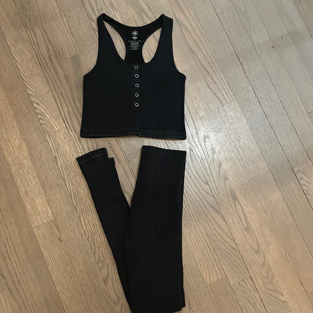 Aura ribbed yoga set~very cute for ur work-outs~add to ur athleisure collection.